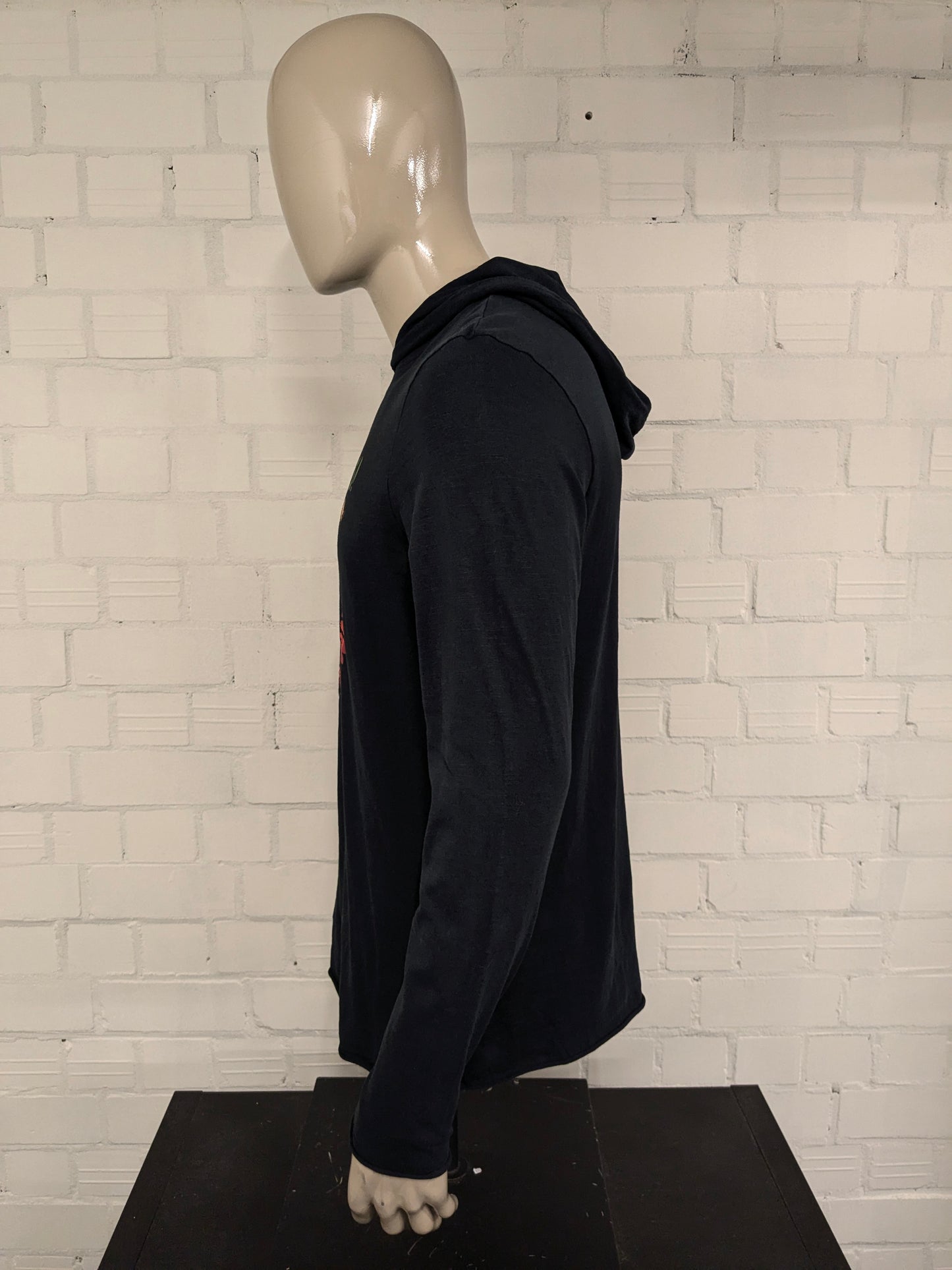 Felpa sottile con cappuccio arcobaleno "Merry XMas". Nero con stampa. Taglia L.