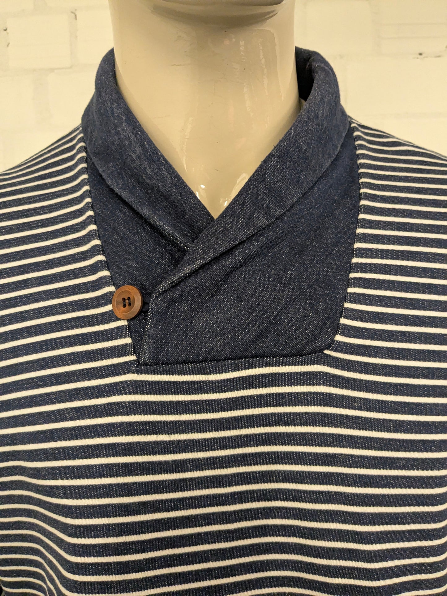 H&M L.O.G.G. Jersey con cuello deportivo. Motivo de rayas azules y blancas. Talla XL.