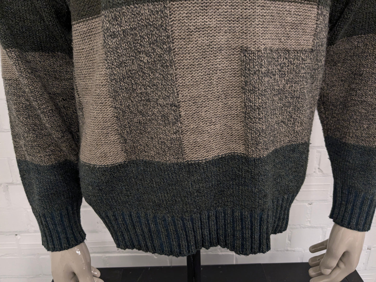 Suéter vintage Ceceba de Lana de Alpaca con Cuello en V. Color Beige Azul Verde. Talla M. 30% Lana y 10% Lana de Alpaca.