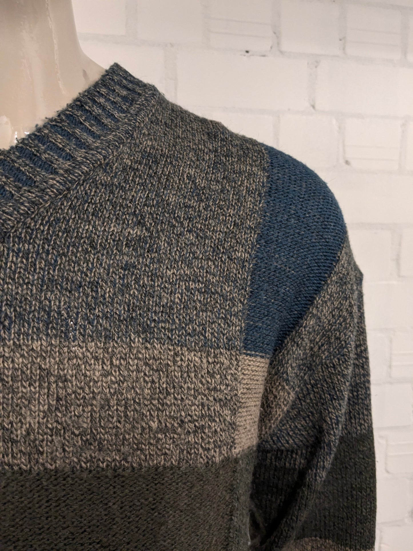 Suéter vintage Ceceba de Lana de Alpaca con Cuello en V. Color Beige Azul Verde. Talla M. 30% Lana y 10% Lana de Alpaca.