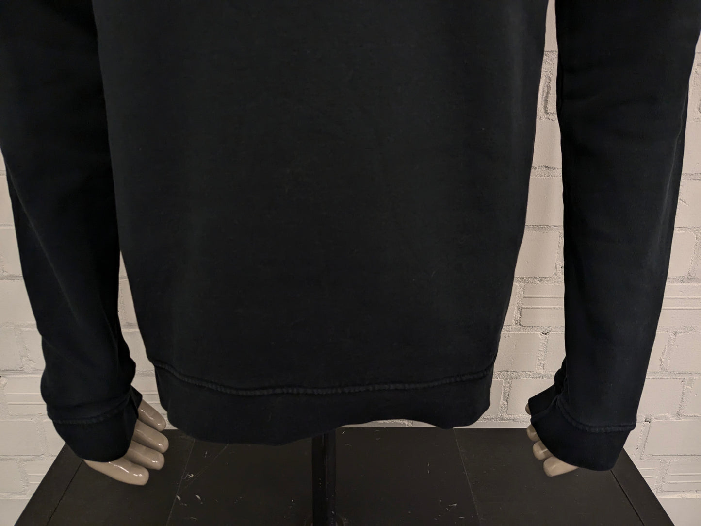 Suéter de Buda a Buda. Negro con estampado. Talla XL.