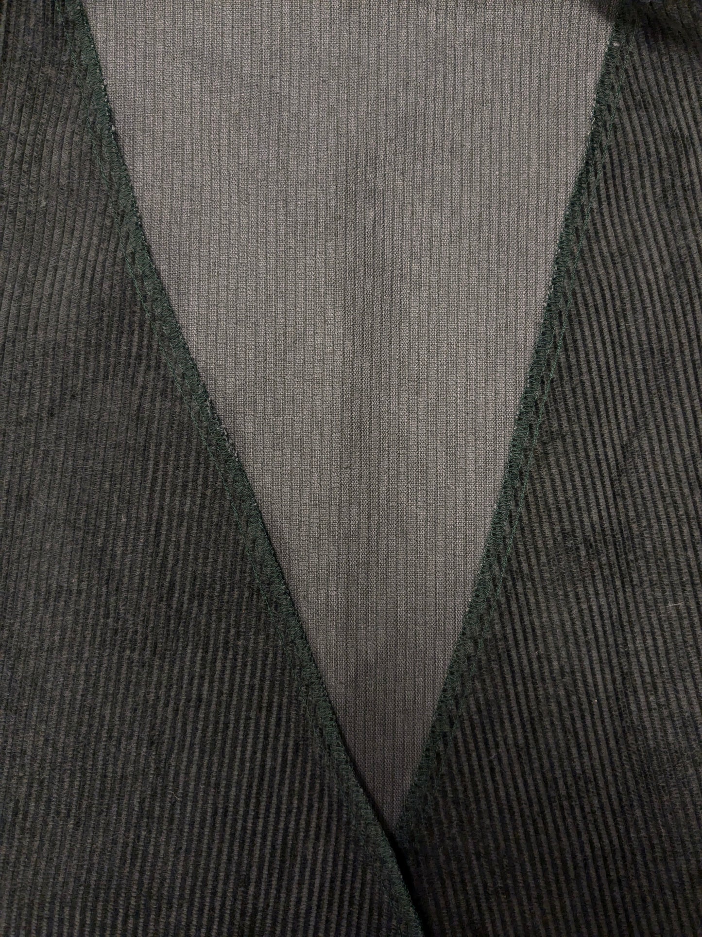 Vintage rib gilet zonder sluiting. Donker Groen gekleurd. Maat M / L.