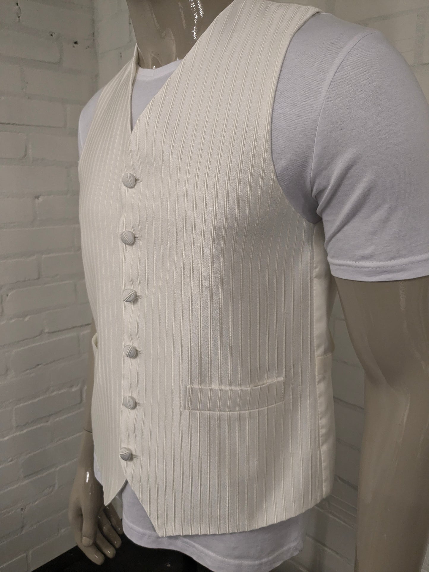 Heirloom gilet. Beige licht glanzend gestreept motief. Maat M.