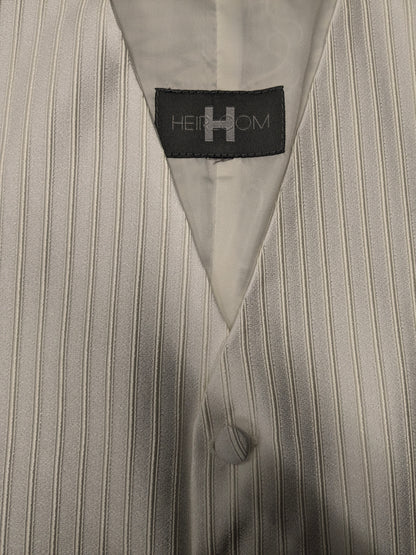 Heirloom gilet. Beige licht glanzend gestreept motief. Maat M.