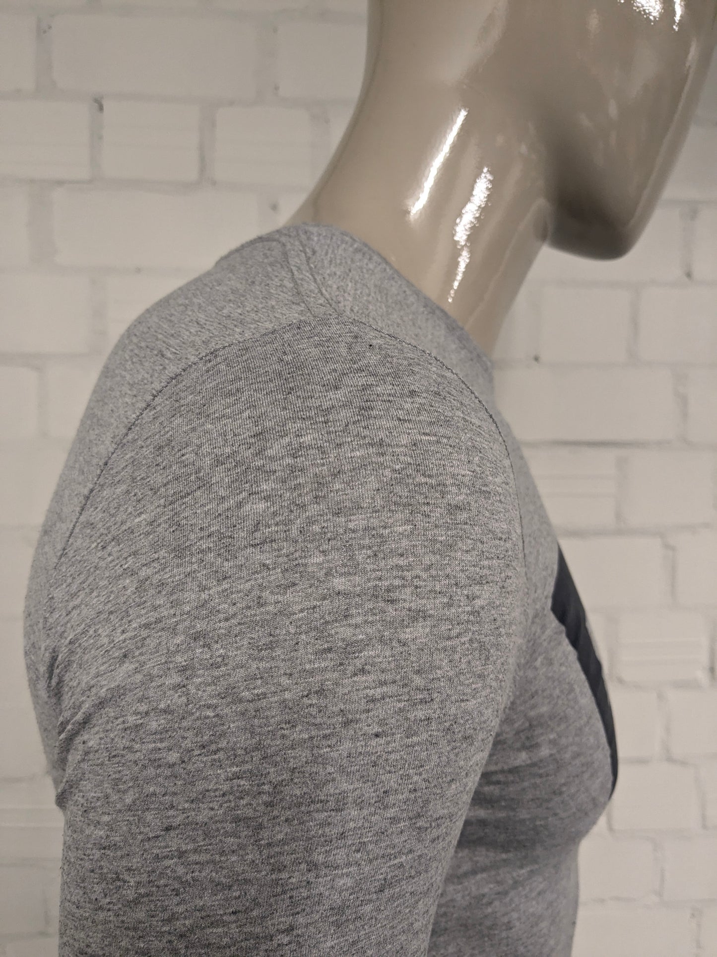 Manica lunga di Levi. Grigio misto a stampa. Taglia S.