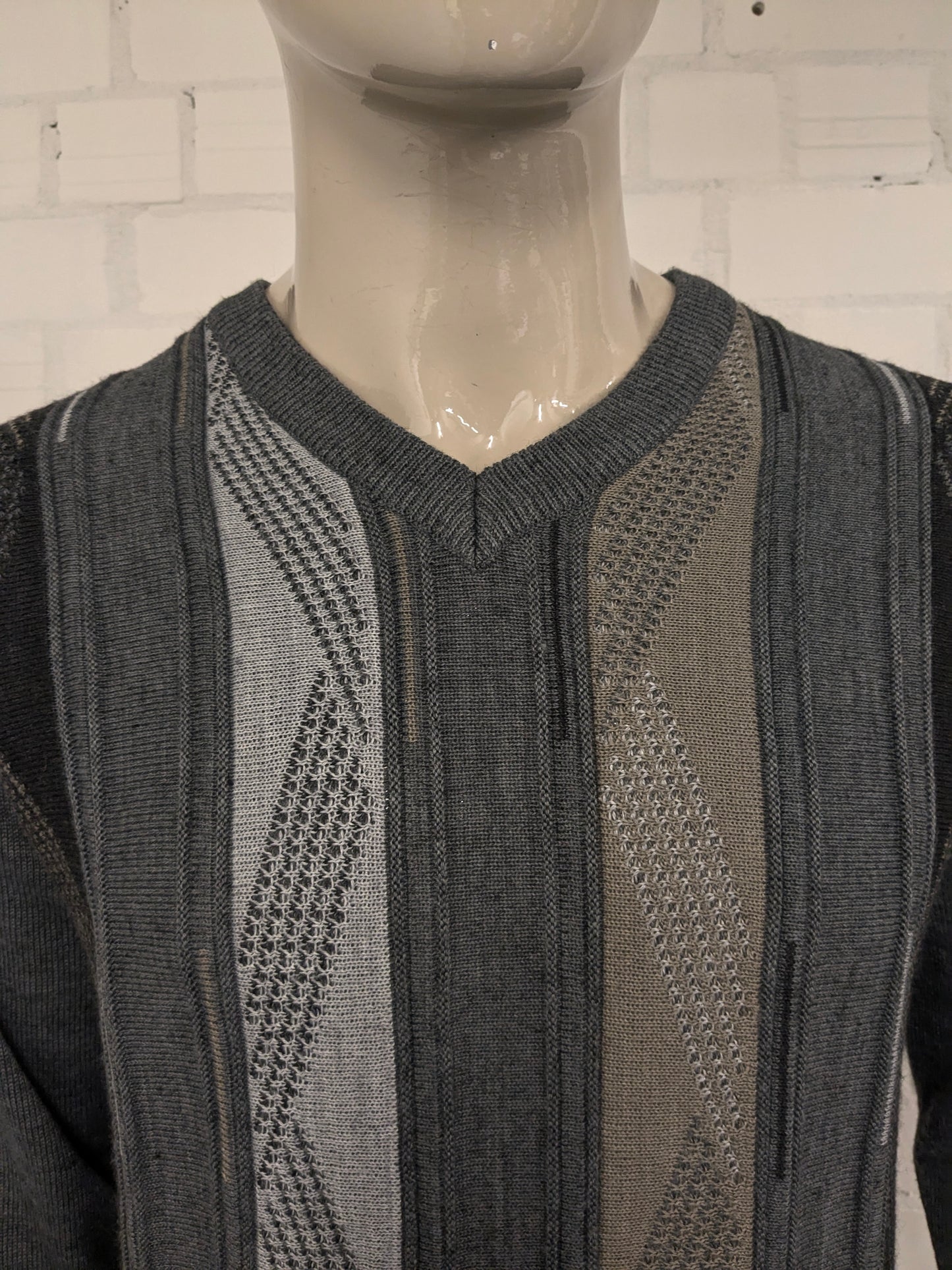 Maglione vintage in lana Trade Wind con scollo a V. Colore grigio kaki. Taglia M. 30% Lana.