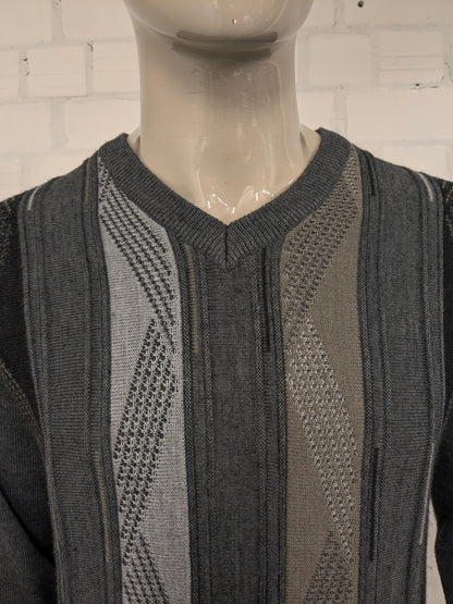 Maglione vintage in lana Trade Wind con scollo a V. Colore grigio kaki. Taglia M. 30% Lana.