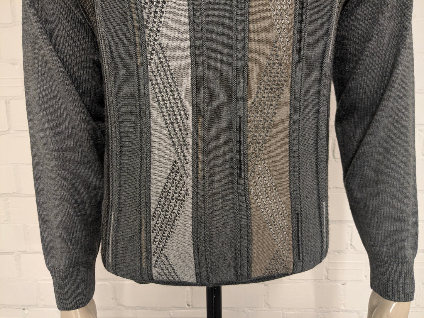 Maglione vintage in lana Trade Wind con scollo a V. Colore grigio kaki. Taglia M. 30% Lana.