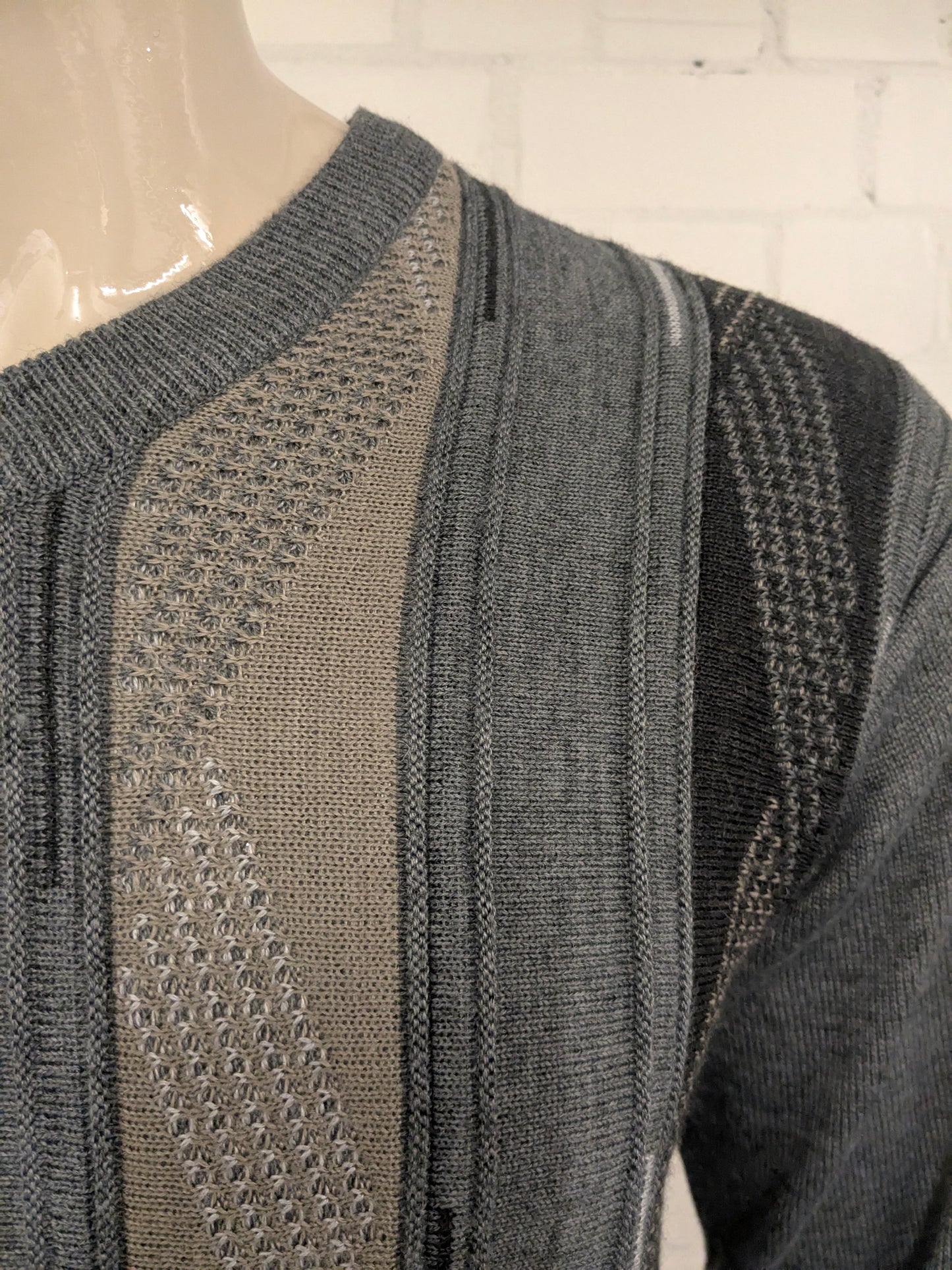 Maglione vintage in lana Trade Wind con scollo a V. Colore grigio kaki. Taglia M. 30% Lana.