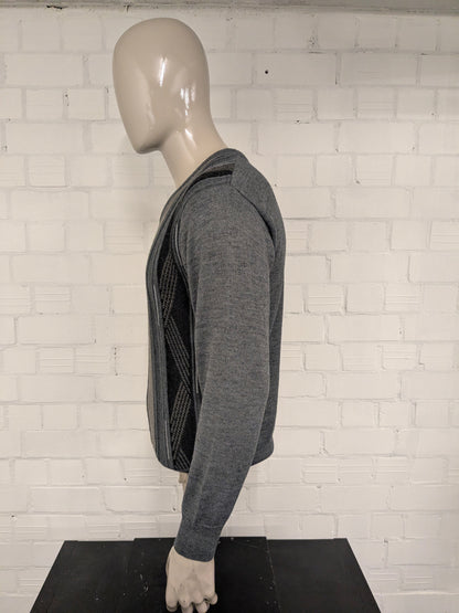 Maglione vintage in lana Trade Wind con scollo a V. Colore grigio kaki. Taglia M. 30% Lana.