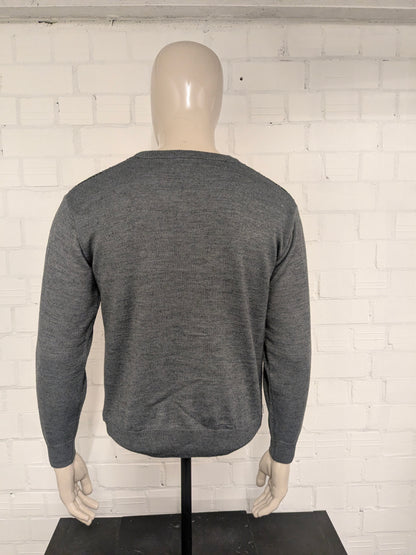 Maglione vintage in lana Trade Wind con scollo a V. Colore grigio kaki. Taglia M. 30% Lana.