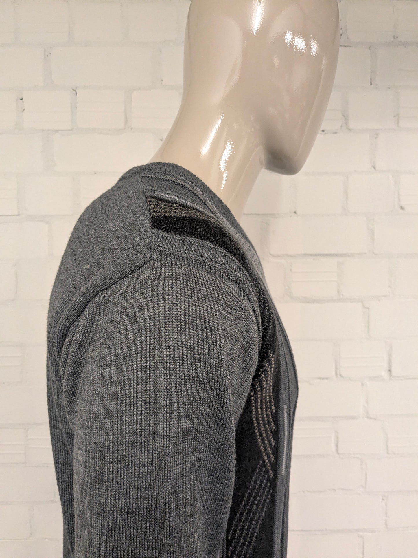 Maglione vintage in lana Trade Wind con scollo a V. Colore grigio kaki. Taglia M. 30% Lana.