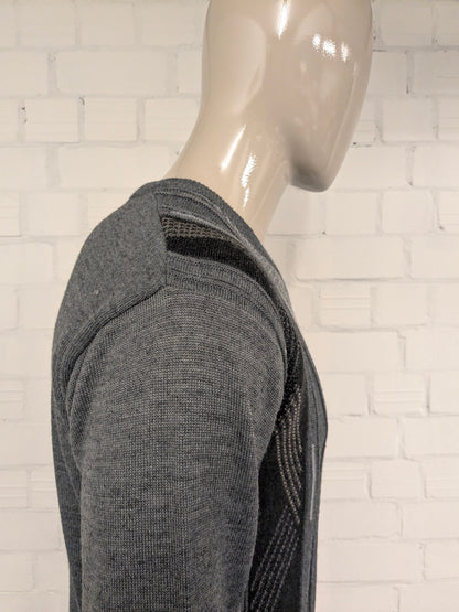 Maglione vintage in lana Trade Wind con scollo a V. Colore grigio kaki. Taglia M. 30% Lana.