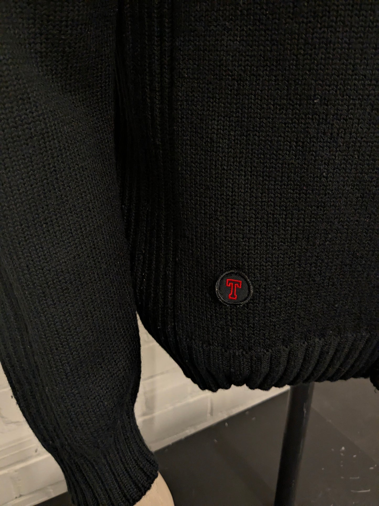 Thomas Jeans vest. Colored black. Size L.