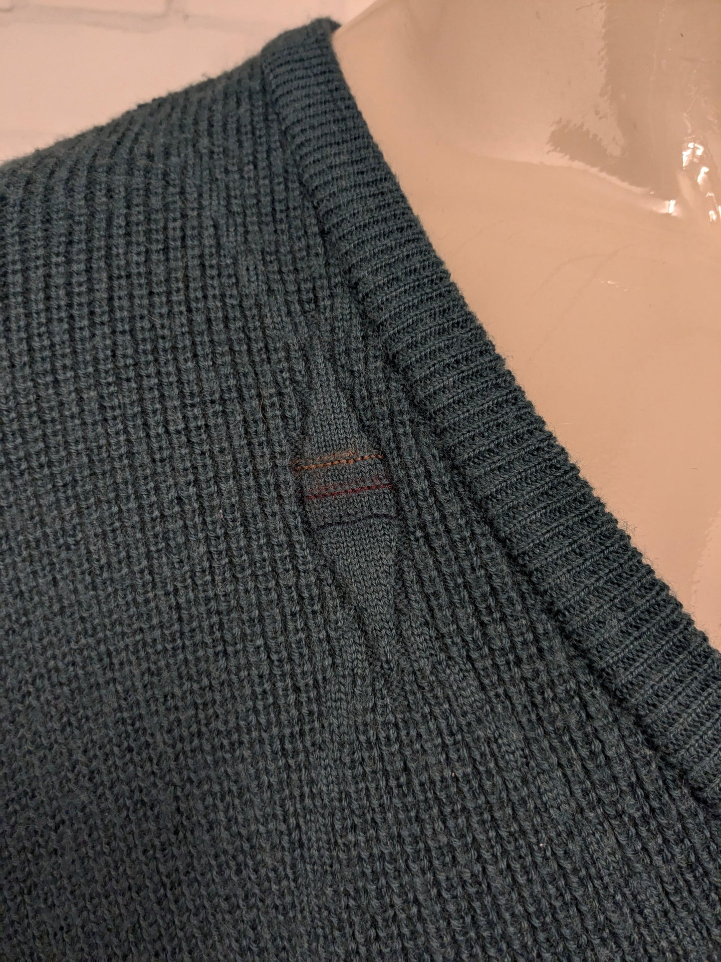 pull vintage Tablelands 100% Merino Wool avec col en V. Coloré en vert. Taille 3XL/XXXL.