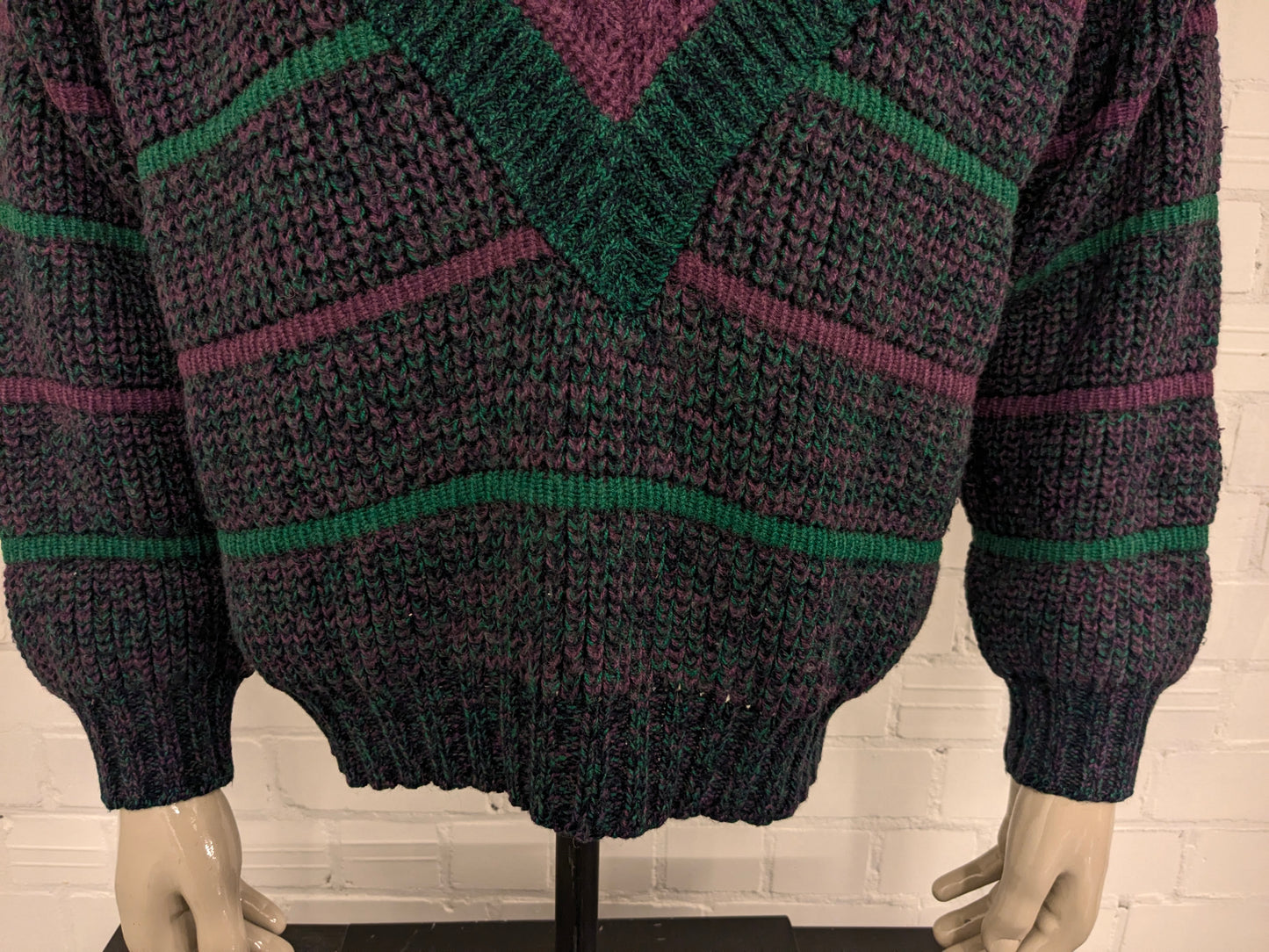Maglione vintage Olly Gan con scollo a V. Colore verde viola nero. Taglia L.