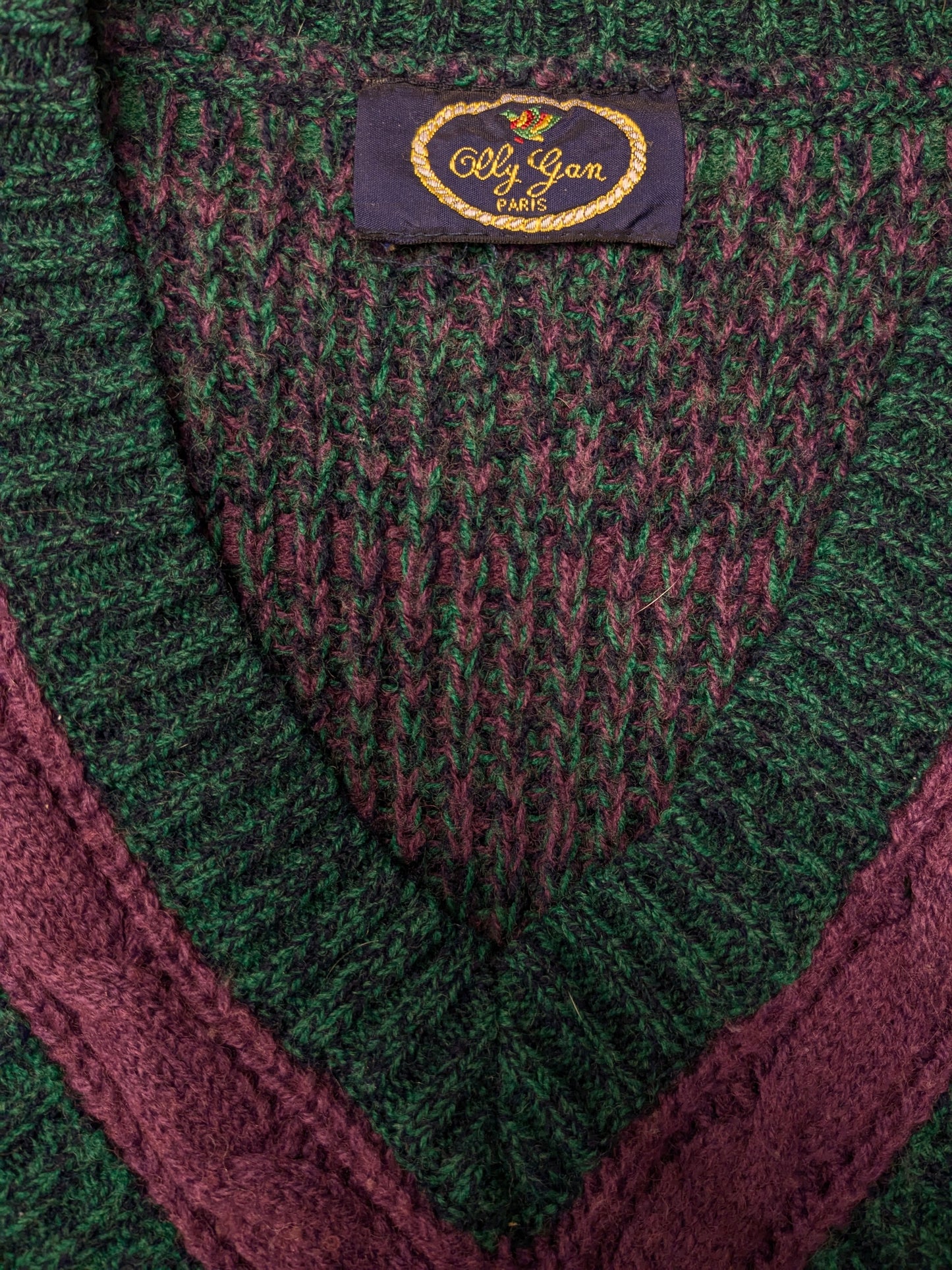 Maglione vintage Olly Gan con scollo a V. Colore verde viola nero. Taglia L.
