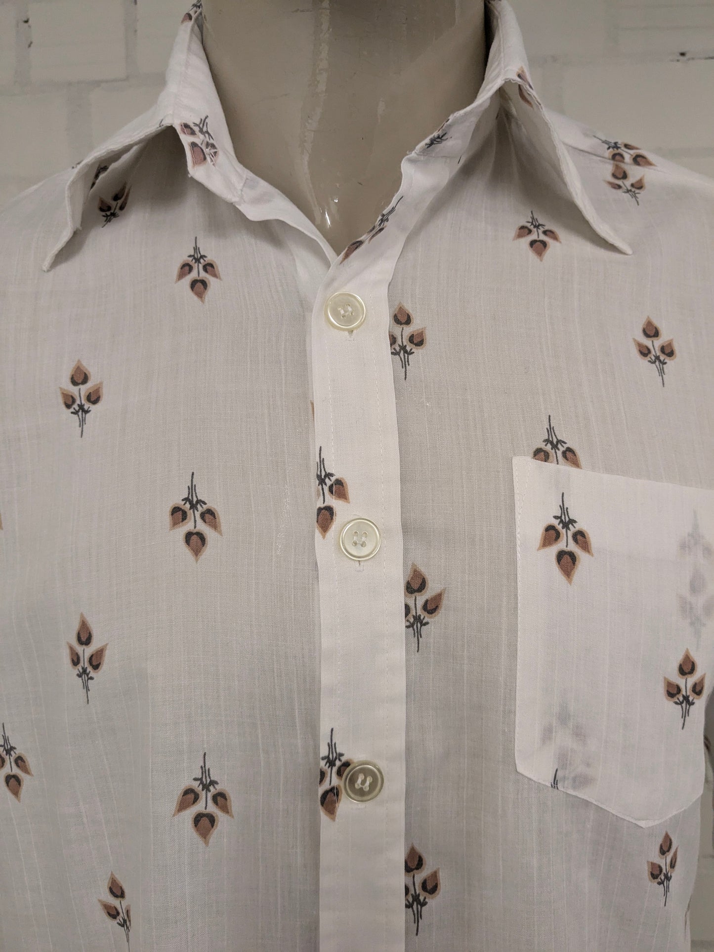 Vintage 70's Ataka overhemd met puntkraag en grotere knopen. Beige Bruine bloemen print. Maat L.