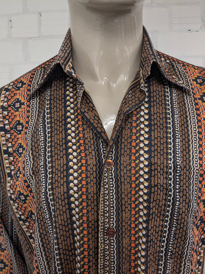 Vintage 70's Sport-style overhemd met puntkraag. Bruin Oranje Beige Zwarte print. Maat XL.