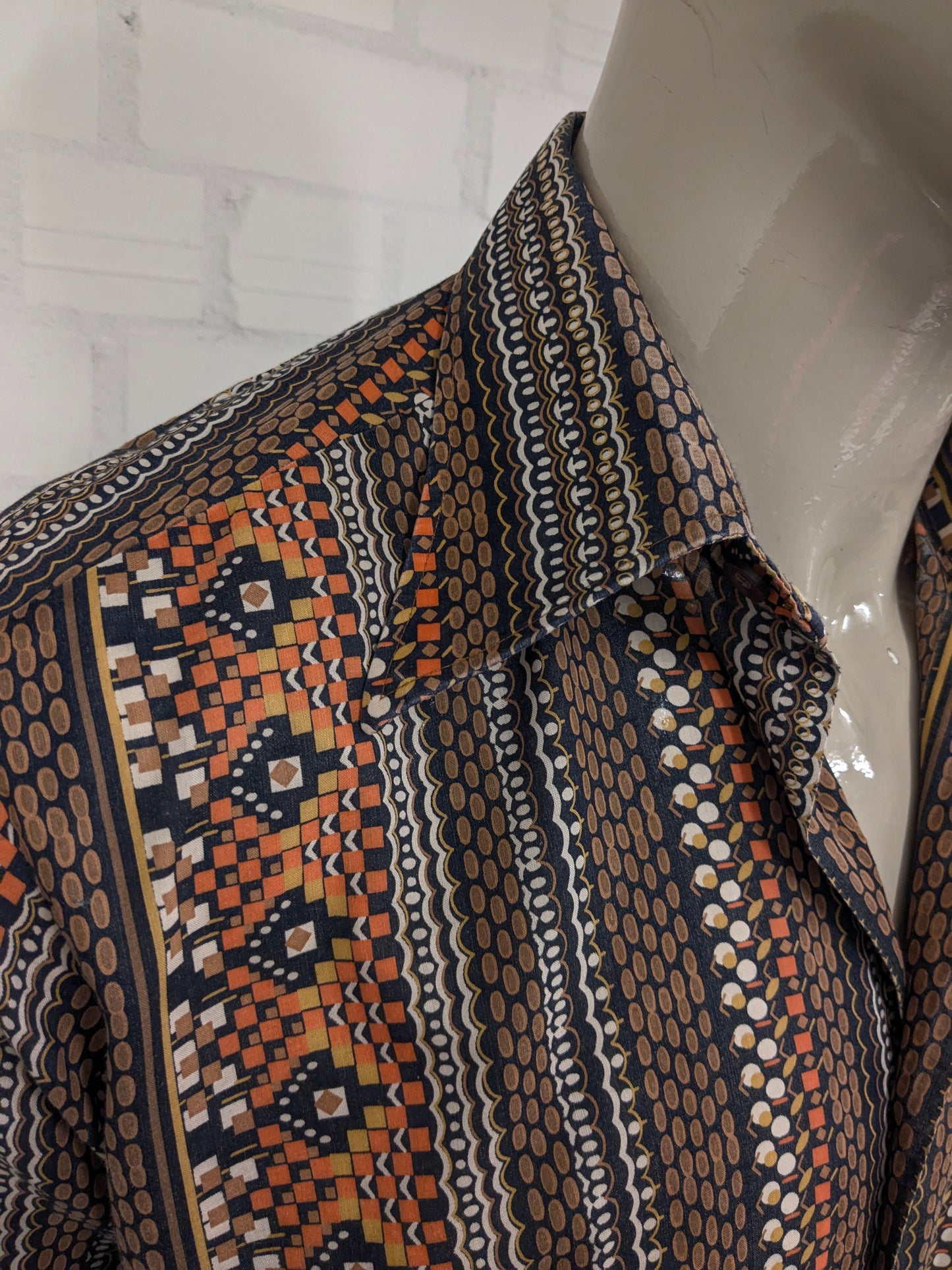 Vintage 70's Sport-style overhemd met puntkraag. Bruin Oranje Beige Zwarte print. Maat XL.