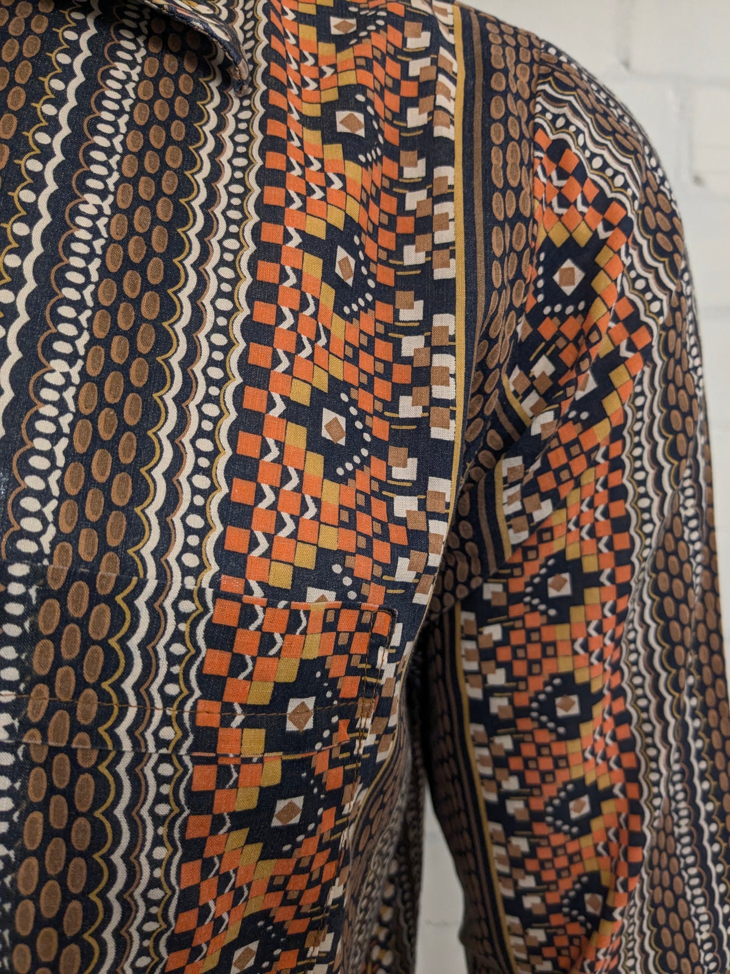 Vintage 70's Sport-style overhemd met puntkraag. Bruin Oranje Beige Zwarte print. Maat XL.