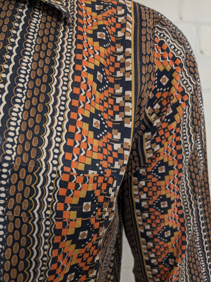 Vintage 70's Sport-style overhemd met puntkraag. Bruin Oranje Beige Zwarte print. Maat XL.