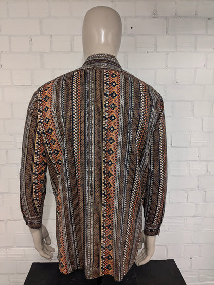 Vintage 70's Sport-style overhemd met puntkraag. Bruin Oranje Beige Zwarte print. Maat XL.