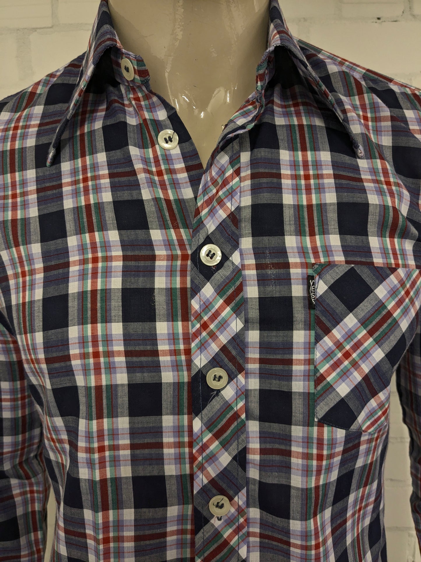 Vintage 70's Yess overhemd met puntkraag en grotere knopen. Paars Roos Groen Zwart geruit. Maat M.