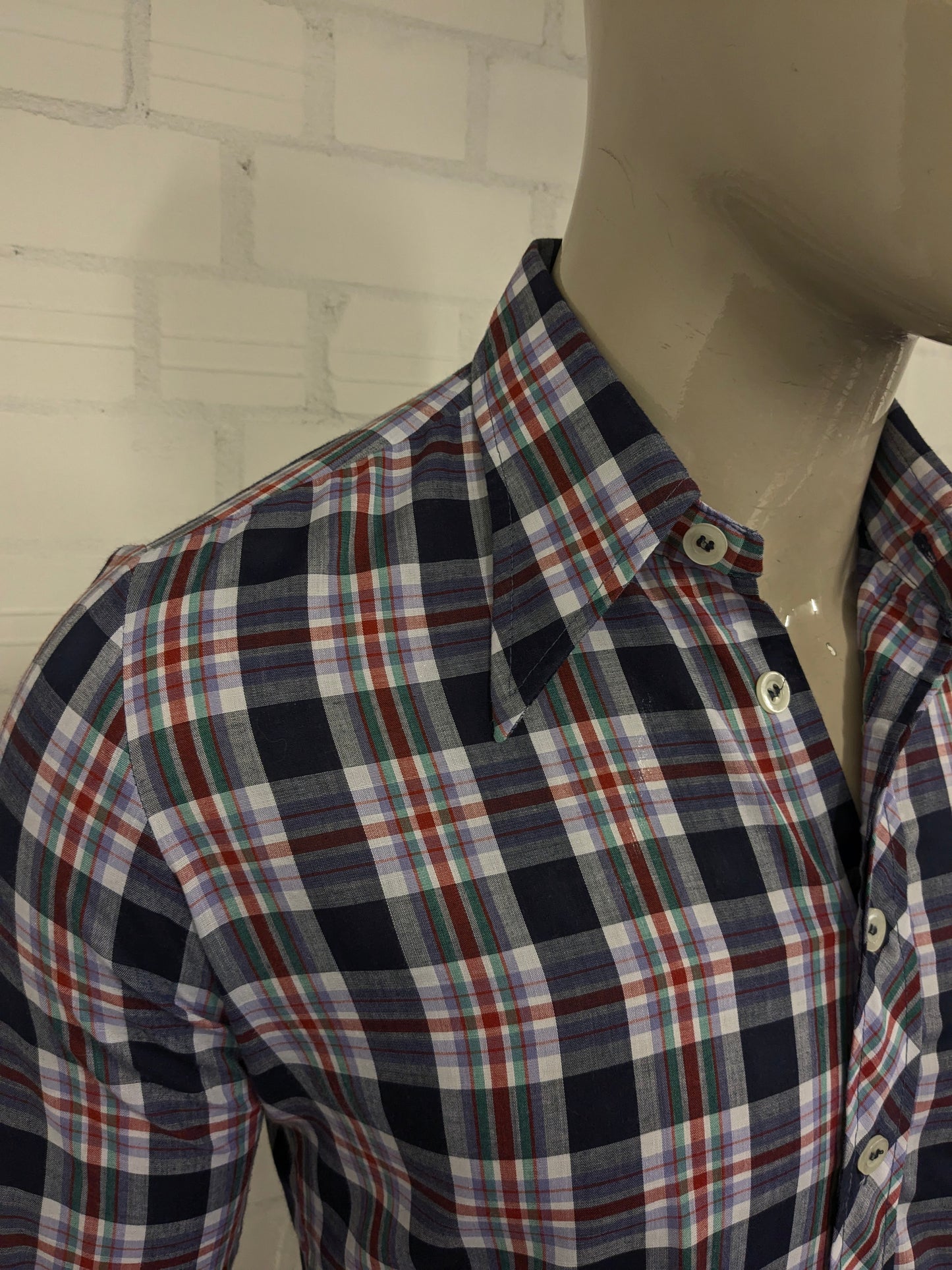 Vintage 70's Yess overhemd met puntkraag en grotere knopen. Paars Roos Groen Zwart geruit. Maat M.