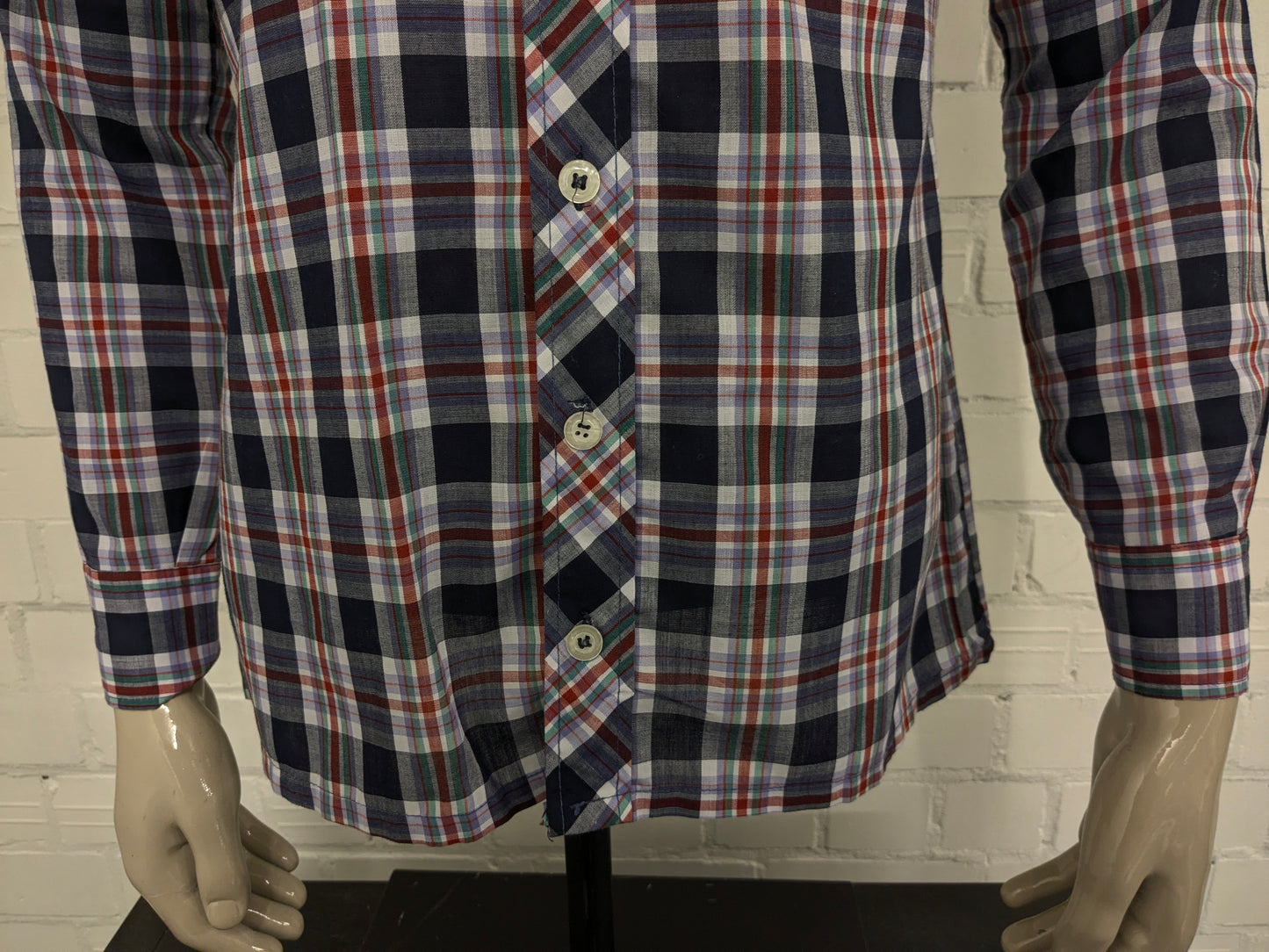 Vintage 70's Yess overhemd met puntkraag en grotere knopen. Paars Roos Groen Zwart geruit. Maat M.