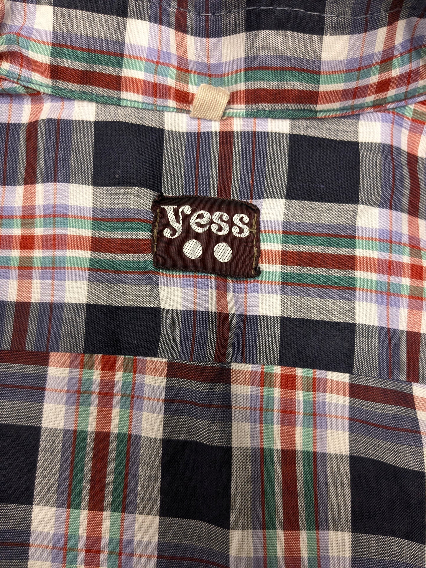 Vintage 70's Yess overhemd met puntkraag en grotere knopen. Paars Roos Groen Zwart geruit. Maat M.