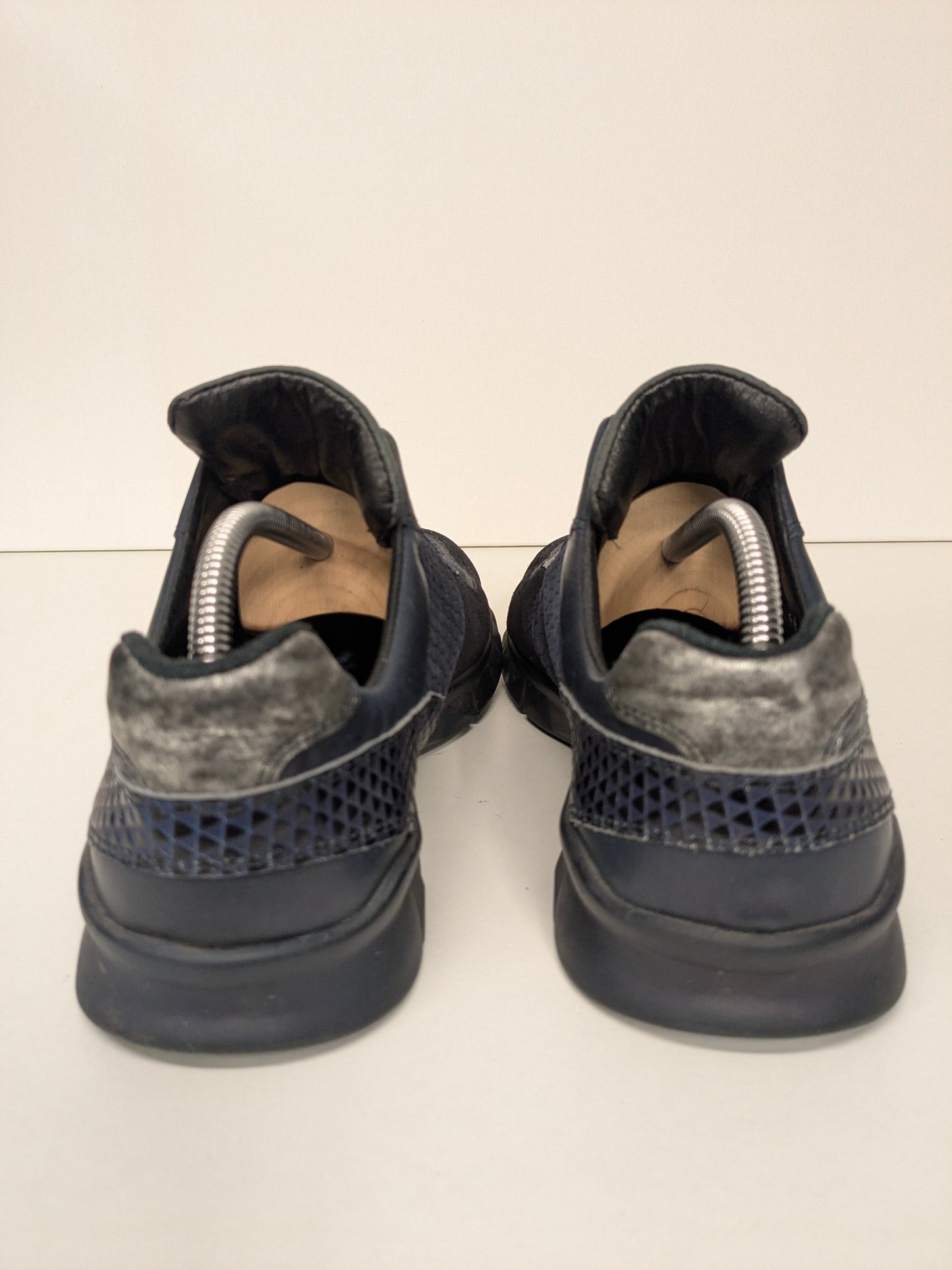 Sneaker Floris van Bommel in pelle. Colore blu scuro. Taglia 8,5/42,5