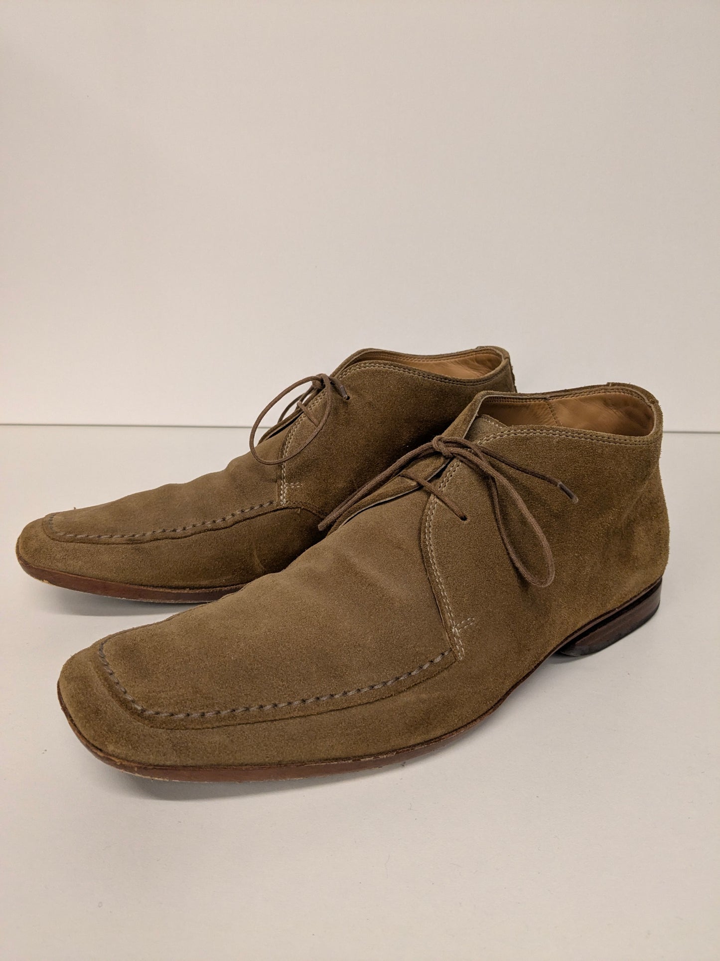 Scarpe stringate Hugo Boss in pelle scamosciata. Di colore marrone. Taglia 8/42.