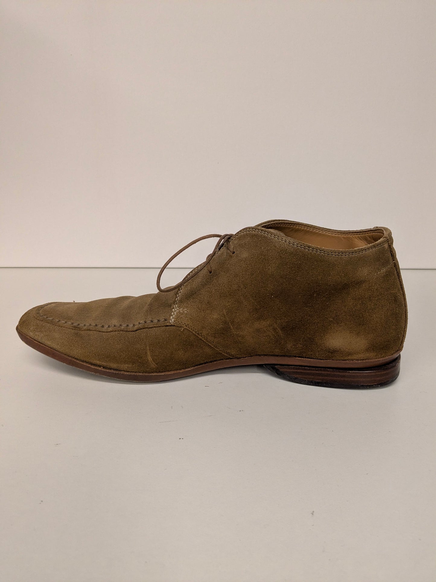 Scarpe stringate Hugo Boss in pelle scamosciata. Di colore marrone. Taglia 8/42.