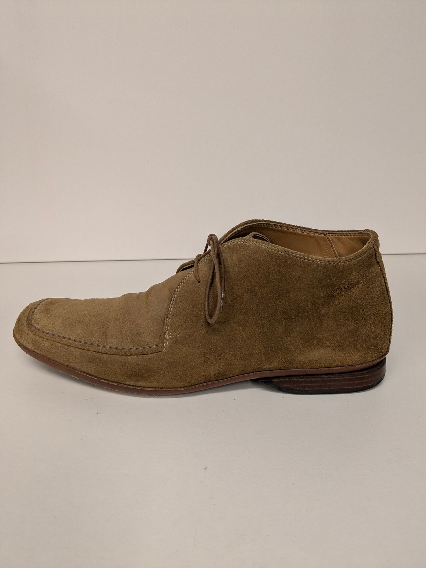 Scarpe stringate Hugo Boss in pelle scamosciata. Di colore marrone. Taglia 8/42.