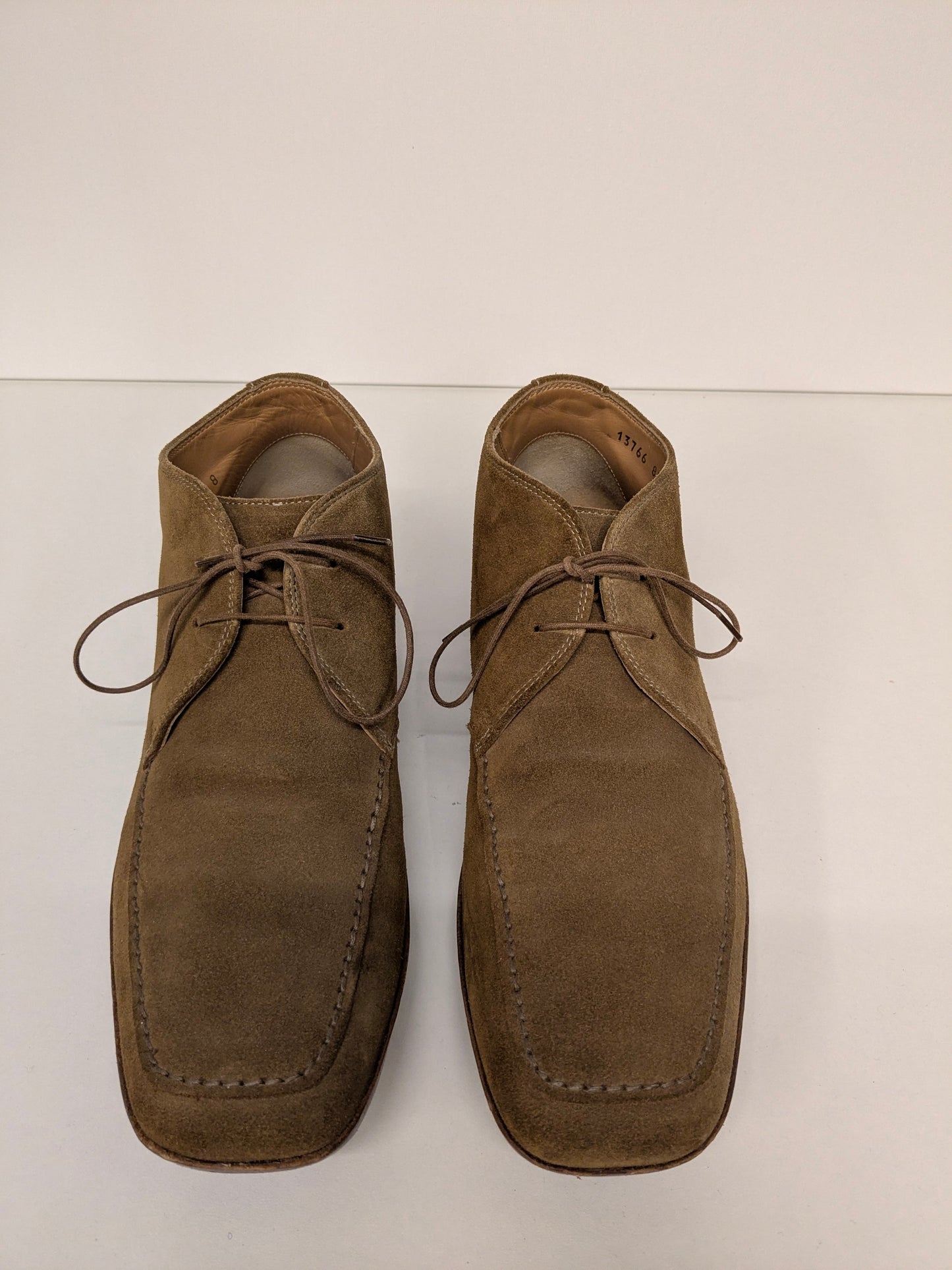 Scarpe stringate Hugo Boss in pelle scamosciata. Di colore marrone. Taglia 8/42.