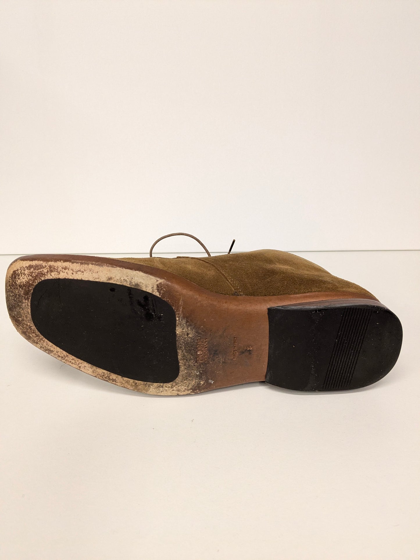 Scarpe stringate Hugo Boss in pelle scamosciata. Di colore marrone. Taglia 8/42.