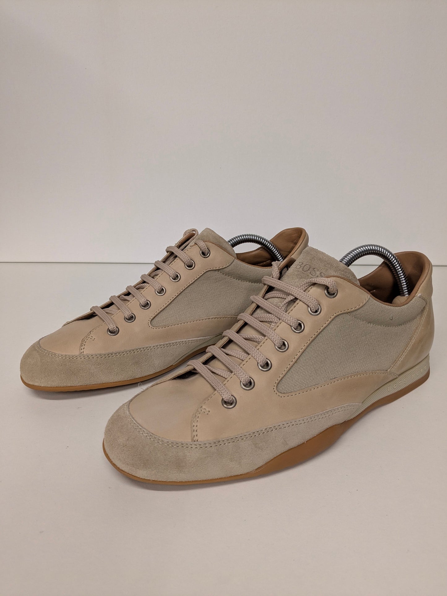 Scarpe da ginnastica in pelle Hugo Boss. Colore marrone chiaro. Taglia 42.