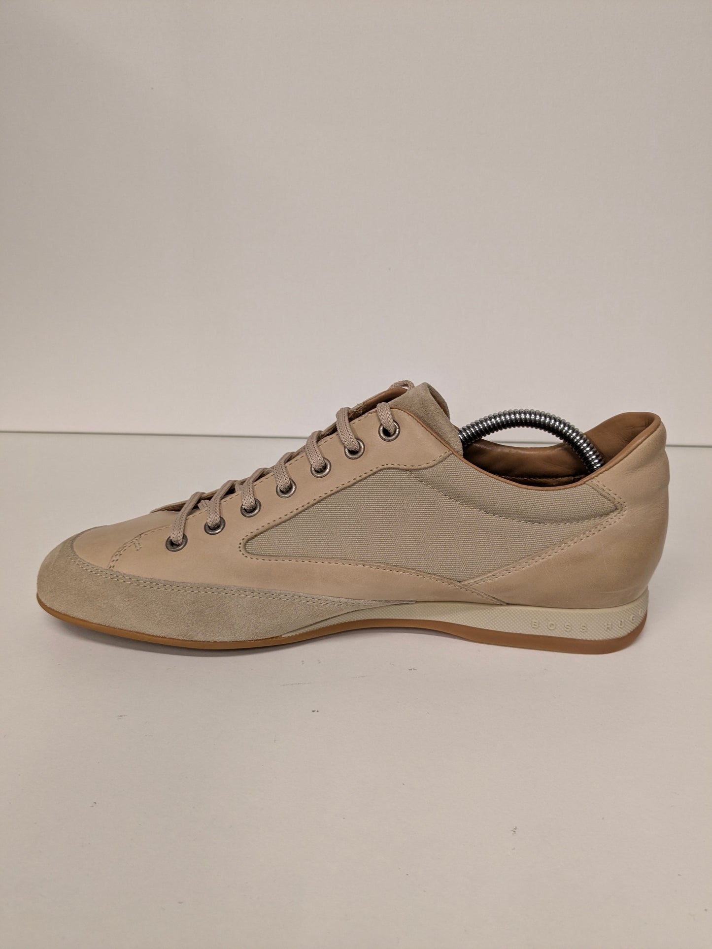 Scarpe da ginnastica in pelle Hugo Boss. Colore marrone chiaro. Taglia 42.