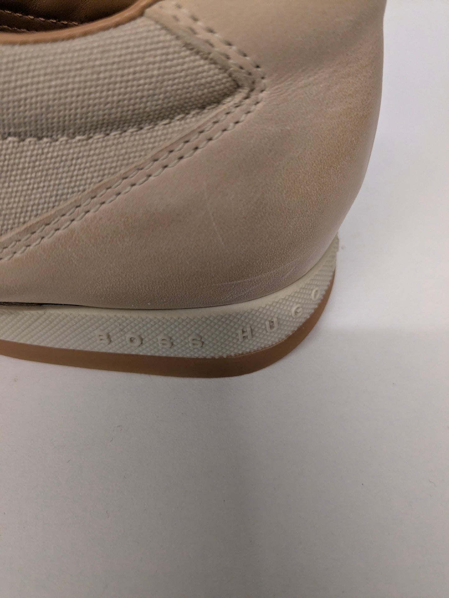 Scarpe da ginnastica in pelle Hugo Boss. Colore marrone chiaro. Taglia 42.