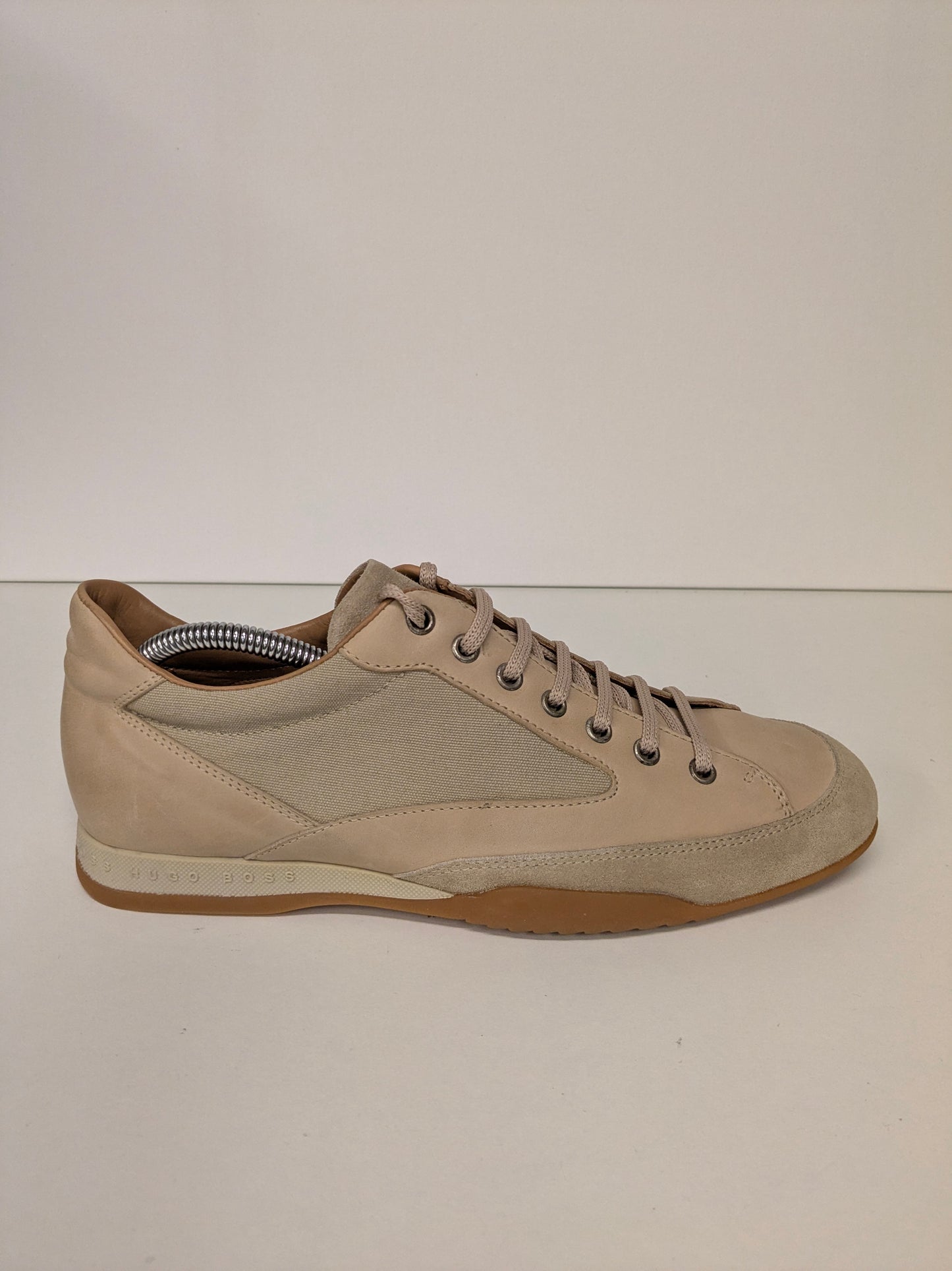 Scarpe da ginnastica in pelle Hugo Boss. Colore marrone chiaro. Taglia 42.