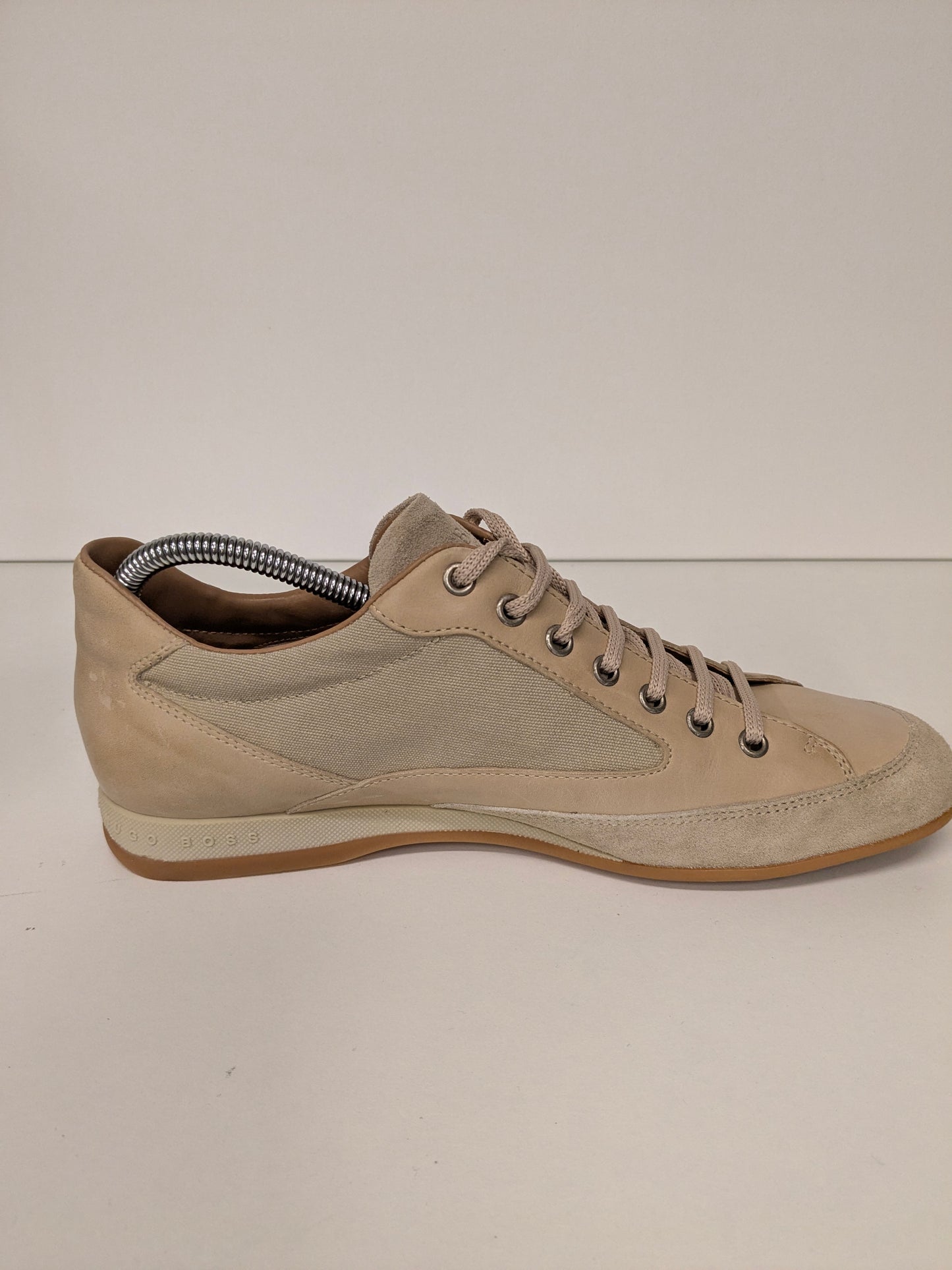 Scarpe da ginnastica in pelle Hugo Boss. Colore marrone chiaro. Taglia 42.