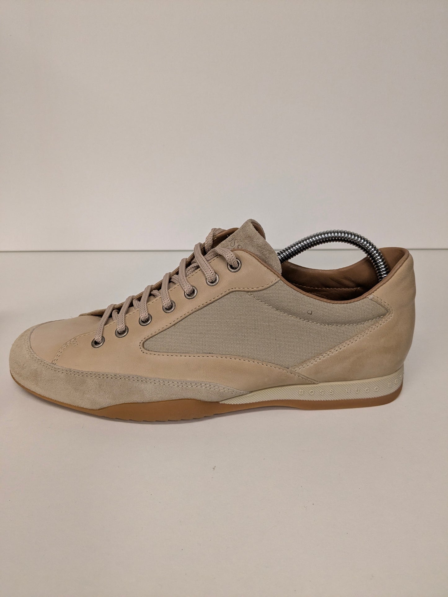 Scarpe da ginnastica in pelle Hugo Boss. Colore marrone chiaro. Taglia 42.