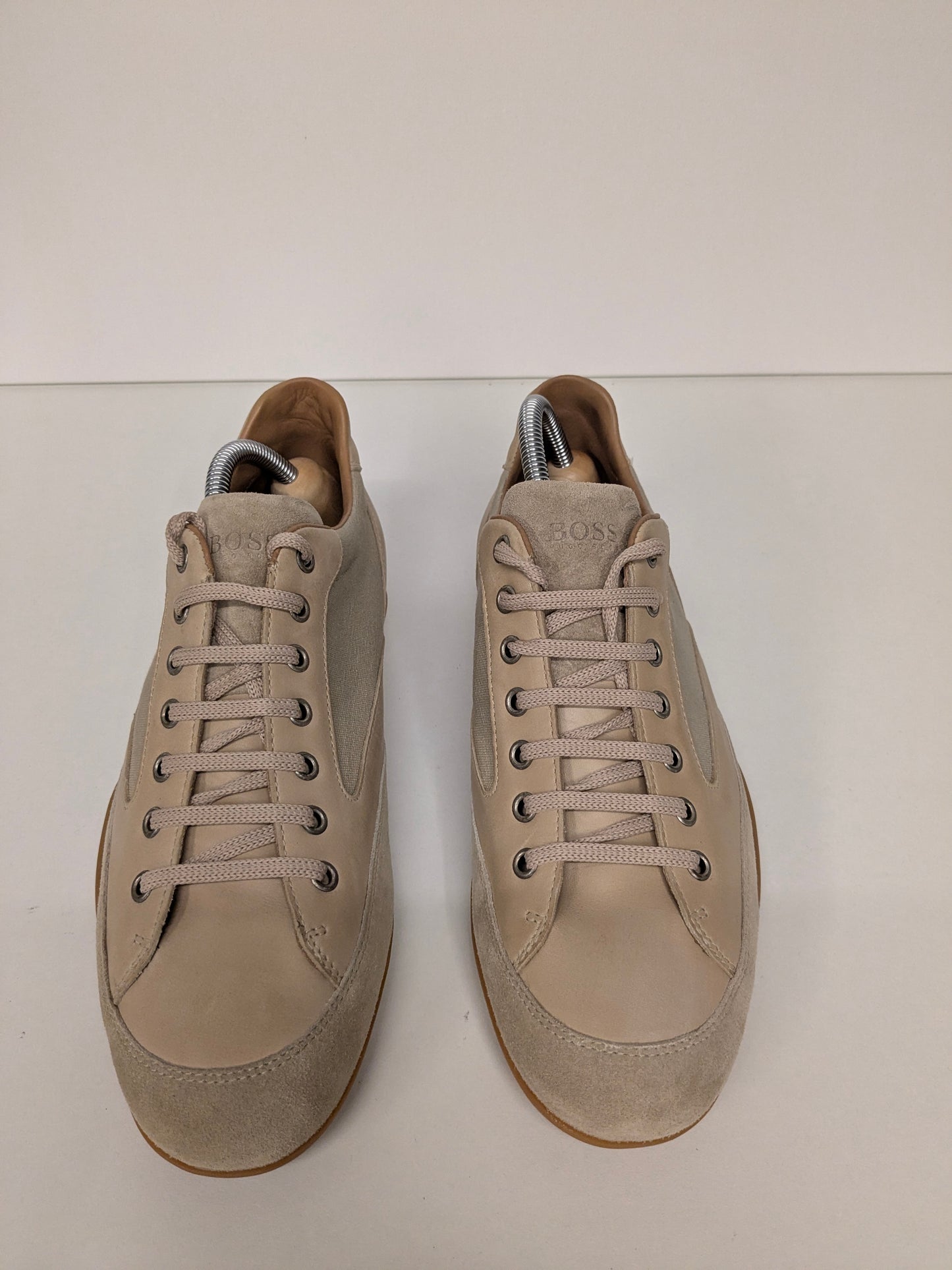 Scarpe da ginnastica in pelle Hugo Boss. Colore marrone chiaro. Taglia 42.