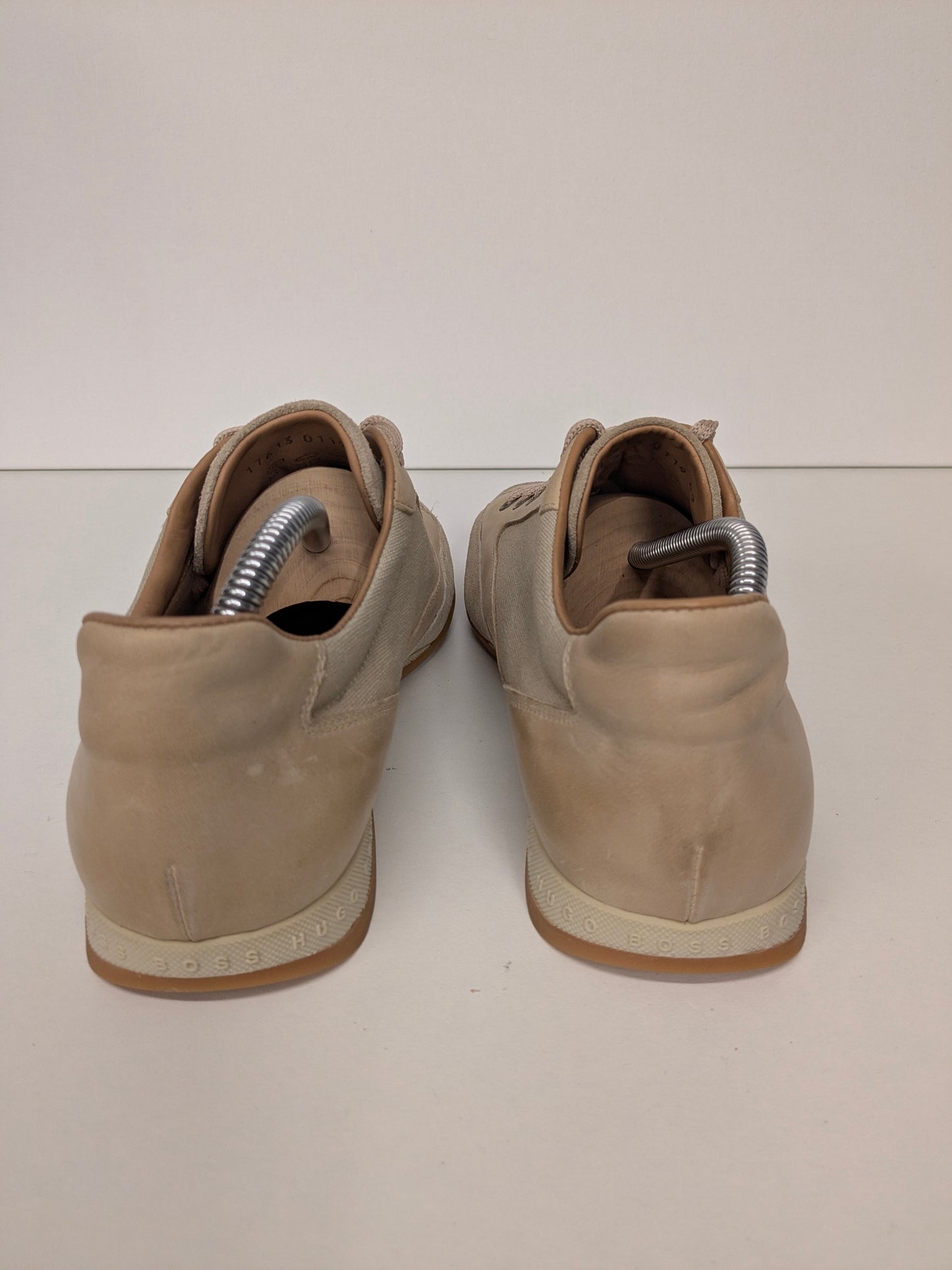 Scarpe da ginnastica in pelle Hugo Boss. Colore marrone chiaro. Taglia 42.