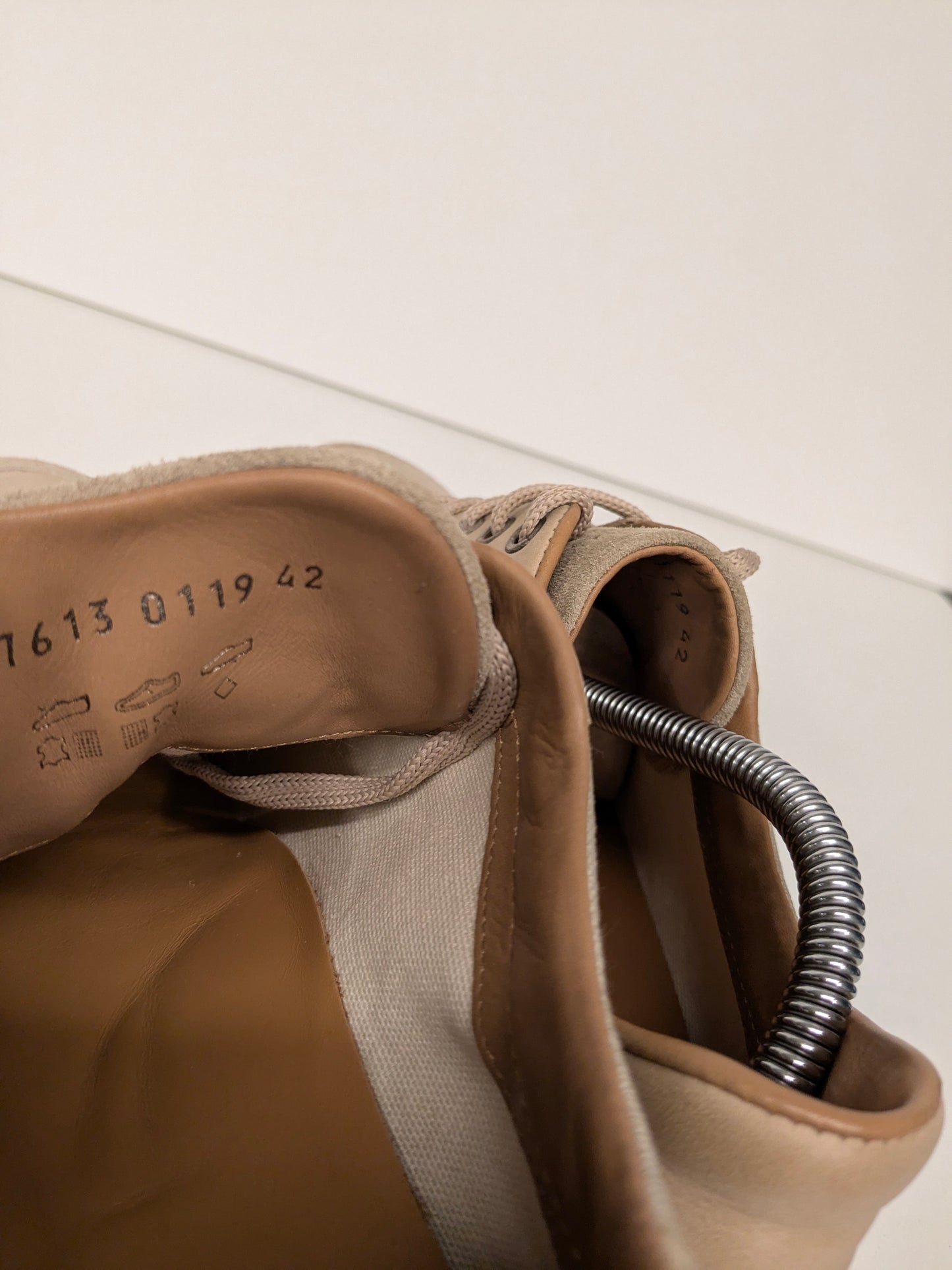 Scarpe da ginnastica in pelle Hugo Boss. Colore marrone chiaro. Taglia 42.