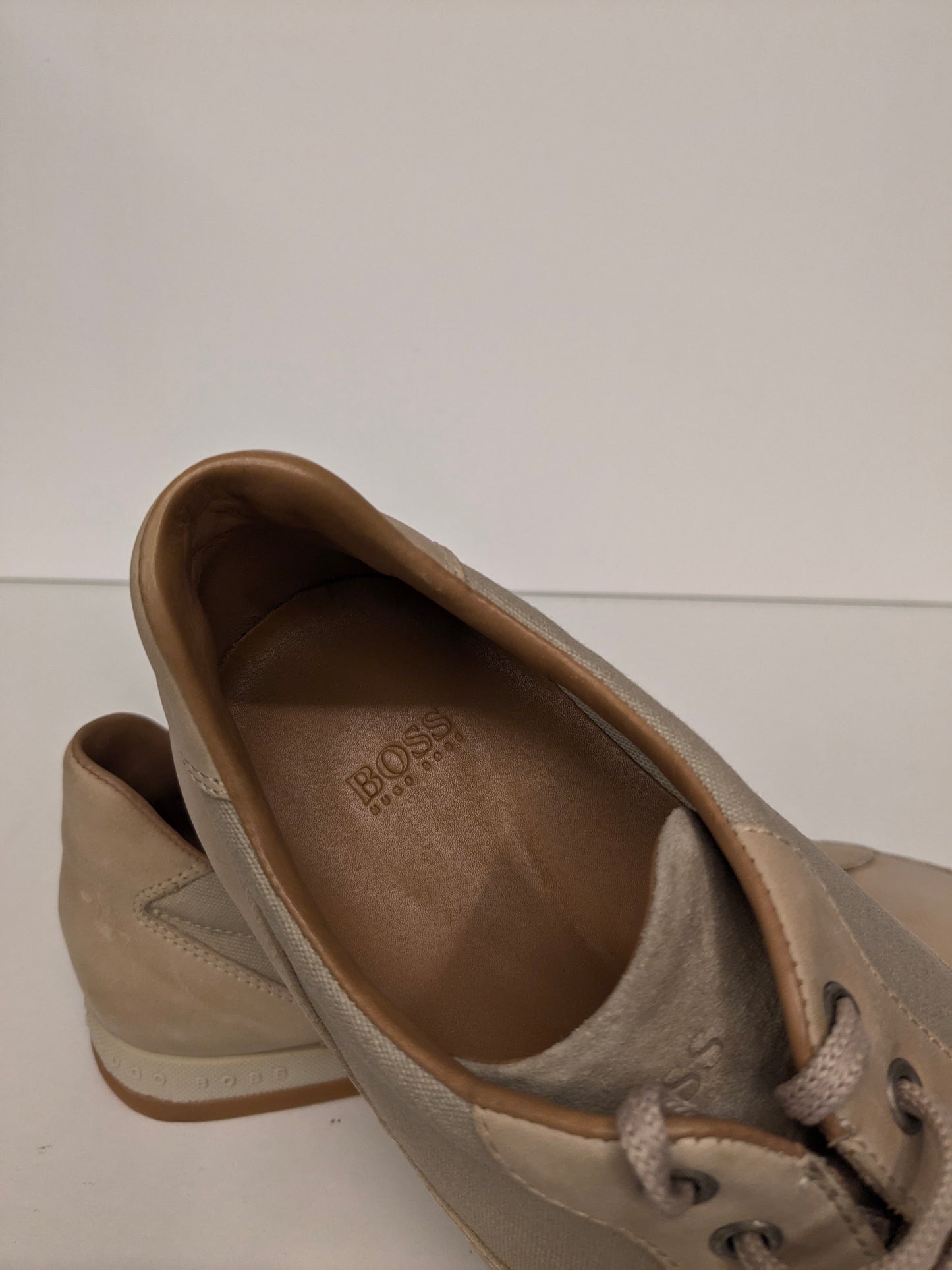 Scarpe da ginnastica in pelle Hugo Boss. Colore marrone chiaro. Taglia 42.