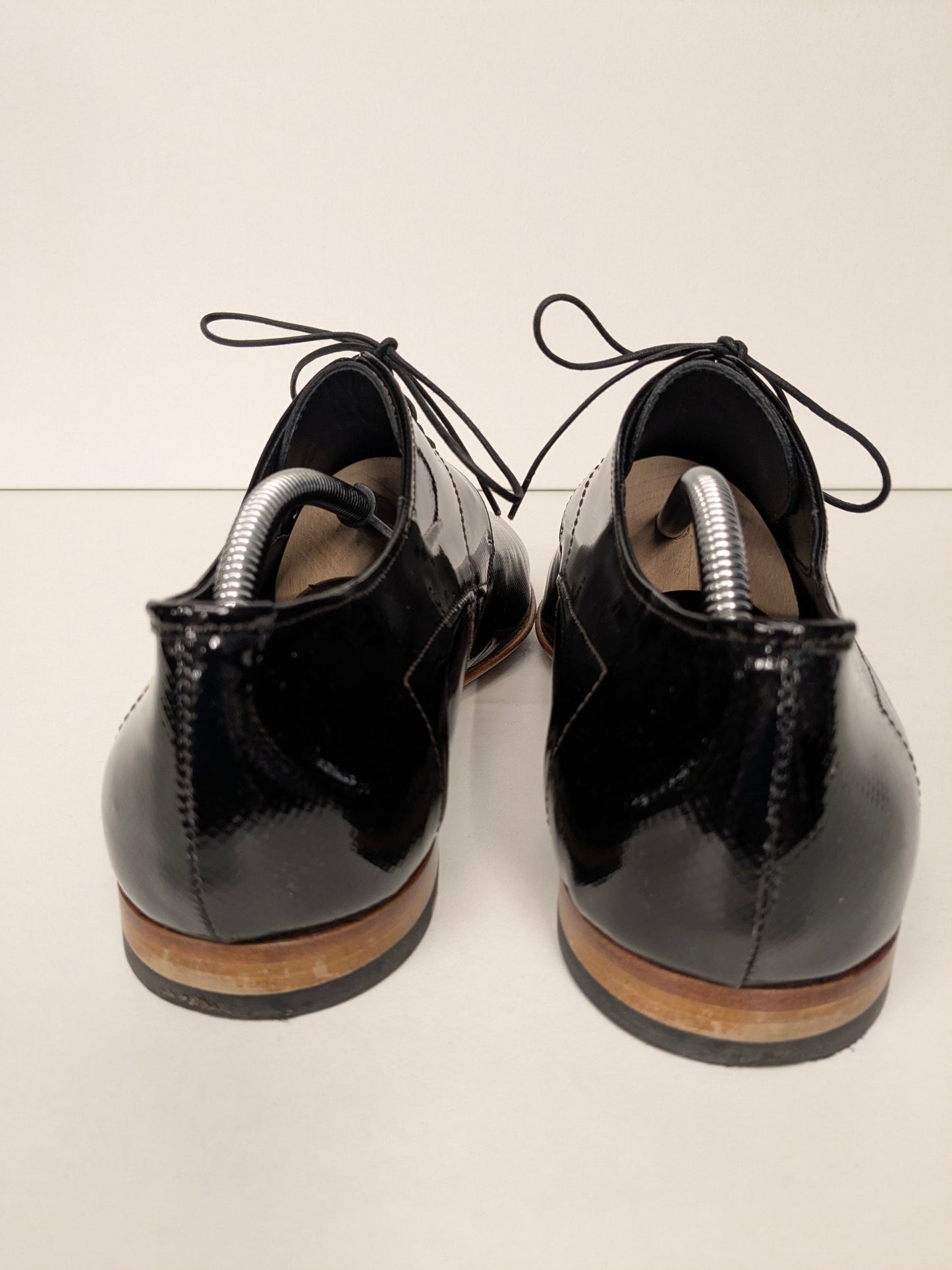 Hugo Boss Lak Leren veterschoenen. Donker Bruin gekleurd. Maat 42.