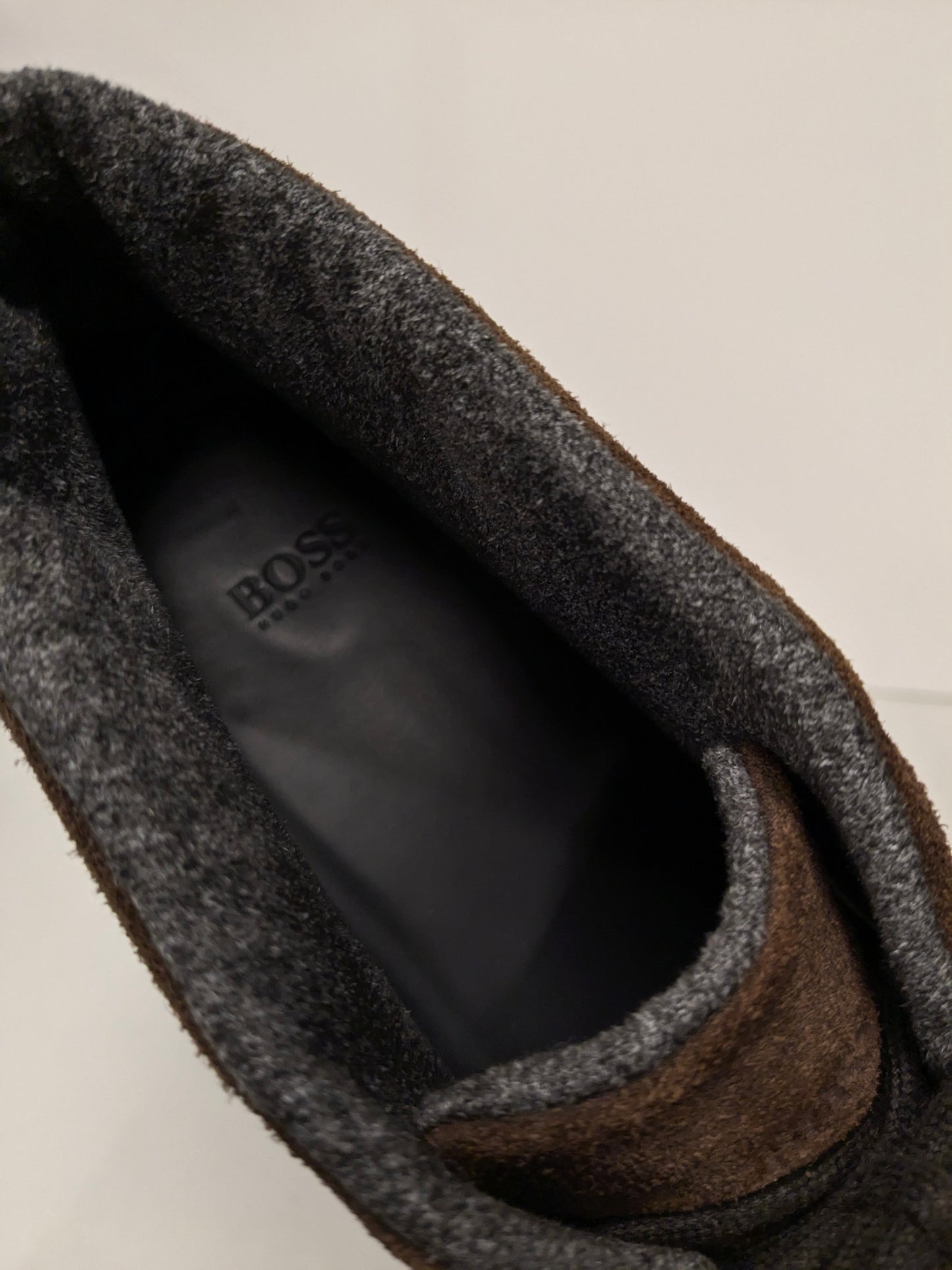 Hugo Boss Schnürstiefel aus Leder. Dunkelbraun mit Textilfutter. Größe 42.