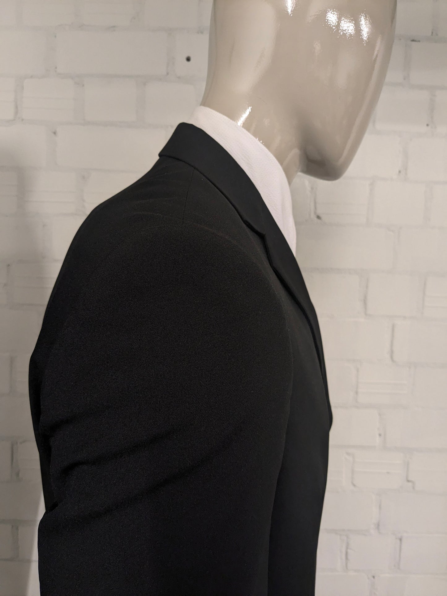 Travelmaster kostuum. Zwart gekleurd. Maat 94 (48 / M).